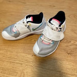Nike girls Kyrie Flytrap